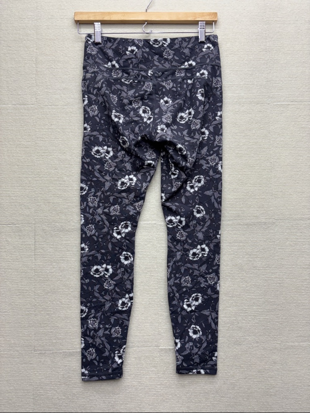 Fabletics | small Floral Black Leggings - Comfortable Everyday Bottoms - Picture 5 of 6